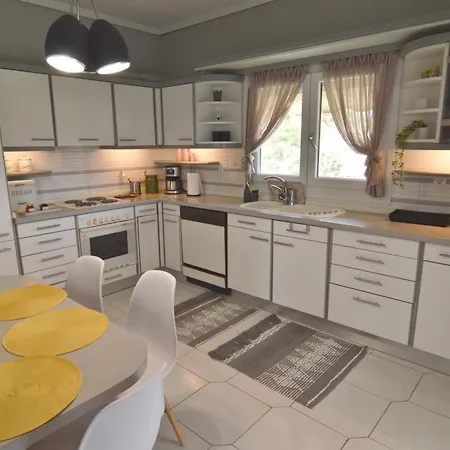 Nestoras Comfortable - Private Parking Apartament